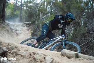 Obwohl das Canyon Strive CFR zu den längeren Vertretern im Testfeld gehört, geht es erstaunlich behände um Kurven Obwohl das Canyon Strive CFR zu den längeren Vertretern im Testfeld gehört, geht es erstaunlich behände um Kurven