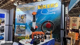 Bikers Dream:  Fußpumpe für alles, was Luft braucht. Umschaltbar von Volumen auf Druck.