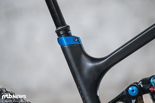 Eine OneUp Vario-Sattelstütze mit 210 mm Hub erleichterte dem langbeinigen Tester das Leben. Eine OneUp Vario-Sattelstütze mit 210 mm Hub erleichterte dem langbeinigen Tester das Leben.