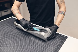 Drappieren: Mehrere Lagen Prepregs werden eingelegt und sorgfältig angedrückt. Drappieren: Mehrere Lagen Prepregs werden eingelegt und sorgfältig angedrückt.