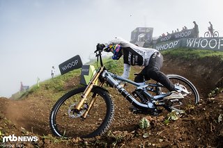 Es war nicht der Tag von Jess Blewitt: Beim Weg zum Final-Run hat sich die Neuseeländerin die Birne so fest an der Türkante des Team-Trucks angehauen, dass sie eine Wunde davongetragen hat