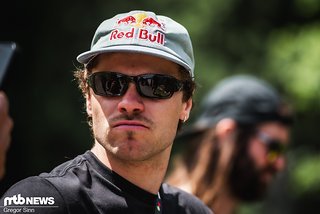 Wenn er keine Lust mehr auf Downhill hat, könnte Laurie Greenland mit diesem Look sofort eine extrem erfolgreiche Boyband gründen und gleichzeitig auch Schauspiel-Star im Hollywood der 00er-Jahre werden.