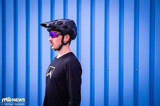 Durch einen Anteil von 70 % Merinowolle soll das Trikot über eine hervorragende Temperaturregulierung sowie eine ausgezeichnete geruchshemmende Wirkung verfügen. Durch einen Anteil von 70 % Merinowolle soll das Trikot über eine hervorragende Temperaturregulierung sowie eine ausgezeichnete geruchshemmende Wirkung verfügen.