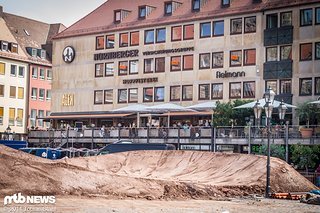 Bremshilfe: Diese massive Steilkurve soll die Fahrer nach erfolgreichem Sprung auffangen