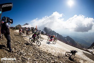 Wenig Schnee, dafür vereist und buckelig. Stürze gleich am Start waren standard