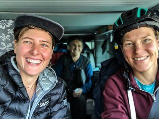 Die alte Frau auf dem Rücksitz haben wir als Autostopperin mitgenommen. Vor Freude hat sie mir gleich zwei Küsschen gegeben! Die alte Frau auf dem Rücksitz haben wir als Autostopperin mitgenommen. Vor Freude hat sie mir gleich zwei Küsschen gegeben!