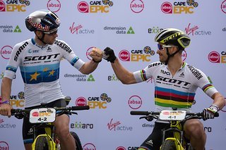Ob Lars Forster (links) und Nino Schurter (rechts) da schon wussten, dass sie rund 45 Minuten später das gelbe Leadertrikot überstreifen dürfen?