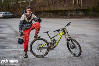 So hat alles angefangen: MSTRCHRS hat im Jahr 2014 das Downhill World Cup-Tippspiel gewonnen. Zur Übergabe des Hauptgewinns trafen wir ihn damals im Bike Park Samerberg So hat alles angefangen: MSTRCHRS hat im Jahr 2014 das Downhill World Cup-Tippspiel gewonnen. Zur Übergabe des Hauptgewinns trafen wir ihn damals im Bike Park Samerberg