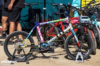 Ist es ein Mountainbike? Ist es ein BMX? So wirklich klar ist nur, dass es sehr spaßig zu fahren ist, denn wir hatten es am Stand ausprobiert