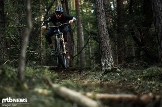 Ballert man ungebremst bei hoher Geschwindigkeit geradeaus, ist außer etwas weniger Kettenschlackern wenig zu bemerken.