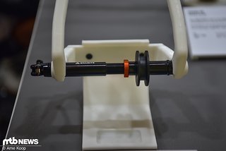 Damit sich der Hinterbau beim Transport nicht verformt, bietet Granite den Travel-Block an – der soll dafür sorgen, dass sich der Hinterbau beim Transport nicht verformt. Damit sich der Hinterbau beim Transport nicht verformt, bietet Granite den Travel-Block an – der soll dafür sorgen, dass sich der Hinterbau beim Transport nicht verformt.