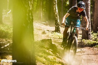 Wer viele lange Strecken zurücklegen möchte und dabei gelegentlich ins Gelände wechselt, findet auch in der Kategorie der Racefullies einen passenden Begleiter. Wer viele lange Strecken zurücklegen möchte und dabei gelegentlich ins Gelände wechselt, findet auch in der Kategorie der Racefullies einen passenden Begleiter.