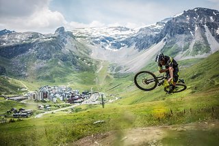 Team-Fahrer Pierre Edouard Ferry zeigt mit diesem schönen Tabletop, wie gut sich das Meta AM auch im Bike-Park bewegen lässt. Team-Fahrer Pierre Edouard Ferry zeigt mit diesem schönen Tabletop, wie gut sich das Meta AM auch im Bike-Park bewegen lässt.