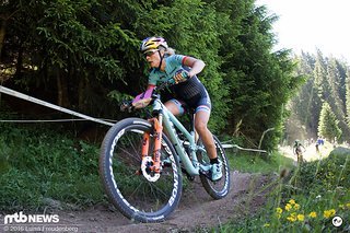 Emily Batty auf ihrem Trek Fully