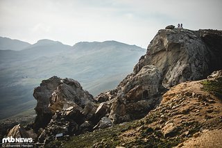 Explorer-Mode on: Felix und Roger kurbeln bis ganz nach oben auf den Fels. Monumental!