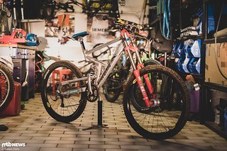 Abgesehen von der Geometrie ist es den heutigen DH-Bikes nicht unähnlich gewesen