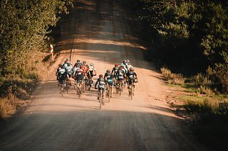 Schon wenige Kilometer nach dem Start ist das Spitzenfeld stark dezimiert. Schon wenige Kilometer nach dem Start ist das Spitzenfeld stark dezimiert.