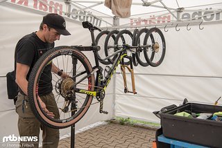 Das Rad von Matthias Stirnemann hängt noch im Montageständer und wird fit gemacht für das nächste Training.