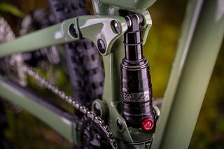 Der Luftdämpfer wurde an Kinder angepasst und stellt 130 mm Federweg zur Verfügung. Der Luftdämpfer wurde an Kinder angepasst und stellt 130 mm Federweg zur Verfügung.