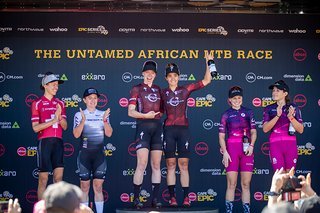 Das Podium der Damen: Ninetynine-Songo-Specialized siegt vor Symbtech ZA und Fanes Rola Das Podium der Damen: Ninetynine-Songo-Specialized siegt vor Symbtech ZA und Fanes Rola