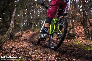 Angenehm steif: Im Antritt kann die Steifigkeit des schlanken Stahlhinterbaus voll überzeugen. Angenehm steif: Im Antritt kann die Steifigkeit des schlanken Stahlhinterbaus voll überzeugen.