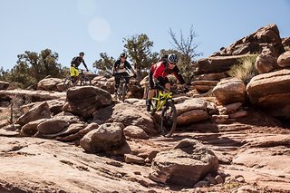 Klassische Downhill-Charakteristik Moabs: Griffig, aber viele kleine und große Absätze Klassische Downhill-Charakteristik Moabs: Griffig, aber viele kleine und große Absätze