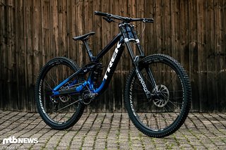 Das Trek Session bietet als einziges Rad im DH-Vergleichstest einen Hinterbau mit hohem Drehpunkt und Kettenumlenkung sowie einen Alurahmen.