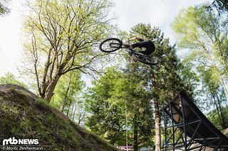 In der Luft wie auf dem Boden macht das Specialized Status richtig Spaß. In der Luft wie auf dem Boden macht das Specialized Status richtig Spaß.