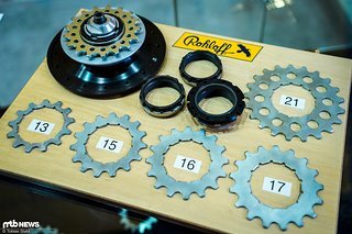 Detailoptimierung: eine neue Ritzel / Pulley-Aufnahme mit Lockring (Mitte rechts) soll auch die letzten Geräusche bei Verwendung eines Zahnriemens aus dem Antriebsstrang verbannen Detailoptimierung: eine neue Ritzel / Pulley-Aufnahme mit Lockring (Mitte rechts) soll auch die letzten Geräusche bei Verwendung eines Zahnriemens aus dem Antriebsstrang verbannen