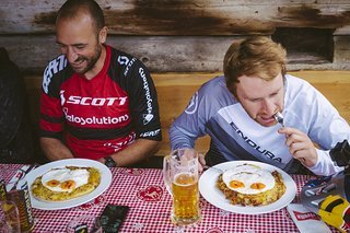 Claudio hat immer ordentlich Spaß in den Backen! Und auch Danny ist stets gut gelaunt – ebenso wie sein Spiegelei... Claudio hat immer ordentlich Spaß in den Backen! Und auch Danny ist stets gut gelaunt – ebenso wie sein Spiegelei...