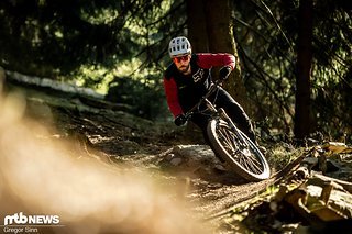 Durch den vergleichsweise kurzen Hinterbau, der über alle Rahmengrößen hinweg etwas in die Länge wächst, nimmt man auf dem Tarvo eine etwas hecklastige Position ein Durch den vergleichsweise kurzen Hinterbau, der über alle Rahmengrößen hinweg etwas in die Länge wächst, nimmt man auf dem Tarvo eine etwas hecklastige Position ein