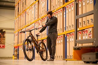 Patrick schaut sich sein neues Bike genau an