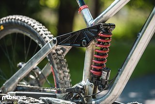 … kombiniert mit einem RockShox Super Deluxe am Heck.