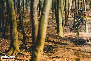 Auf Sprüngen musste man schon mal runter drücken um nicht über die Landung hinaus zu schießen