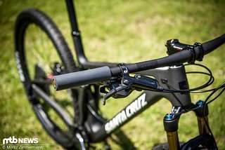 Der hauseigene Carbon-Flatbar wurde mit den leichten SRAM Level Ultimate-Bremsen und ebenfalls leichten und im XC-Milieu beliebten ESI-Moosgummi-Griffen bestückt.