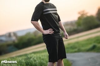 Die Kollektion besteht aus einem Unisex-Kurzarm-Jersey und zwei Langarm-Varianten für Damen und Herren