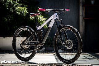 Neben dem recht pinken Race-Modell für 2.599 € gibt es noch ein knallbuntes SL-Modell für 3.499 €. Neben dem recht pinken Race-Modell für 2.599 € gibt es noch ein knallbuntes SL-Modell für 3.499 €.