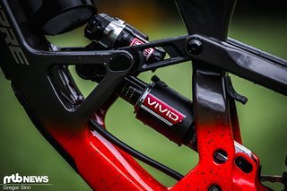 Am Heck ist ein RockShox Vivid-Luftdämpfer verbaut.