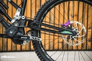 Reece Wilson setzt auf das bekannte Rad mit extrem filligraner Eingelenker-Schwinge.