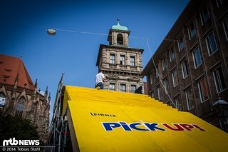 Die Street Cannon ist ein Step Up gefolgt von einem kleinen Sprung, der über dieses Treppenset in die Landung führt. Hier sollen Street-Künste bewiesen werden