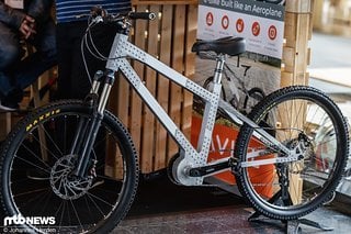 Genieteter Rahmen? Da hatten wir doch kürzlich erst ein Bike der Woche! Einen ähnlichen Weg geht das genietete Bike der finnischen Firma Avial. Zwar ein E-Bike, aber in seiner optischen Kompromisslosigkeit definitiv erwähnenswert