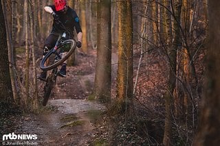 Bei der einen oder anderen Lufteinlage kleben die Pins nicht ganz so in der Sohle, wie man es beispielsweise vom reinen Trailschuh Vaude AM Moab Tech kennt