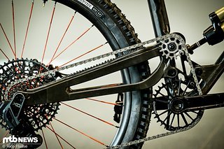 Das Bike setzt auf einen High-Pivot Hinterbau, der 135 mm Federweg am Heck bereitstellen soll.