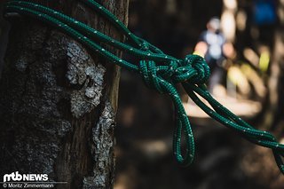 Keine Ahnung, wie genau der Knoten heißt, aber ich persönlich kann dem Seil einen äußerst guten Halt attestieren.