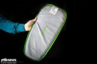Der Rückenprotektor im POC passt sich durch die Körperwärme an und ist aus mehreren Schaumstofflagen aufgebaut Der Rückenprotektor im POC passt sich durch die Körperwärme an und ist aus mehreren Schaumstofflagen aufgebaut