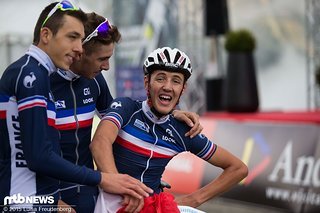Die Beiden empfangen ihren jüngeren Kollegen Antoine Philipp feierlich im Ziel.