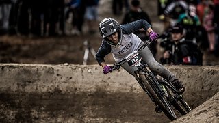 Laura Brethauer schafft es auf ihrem NS Bike auf Rang – Glückwunsch!
