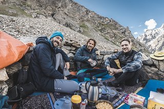 Auf Expeditionen verbringt man gezwungenermaßen sehr viel Zeit miteinander Auf Expeditionen verbringt man gezwungenermaßen sehr viel Zeit miteinander