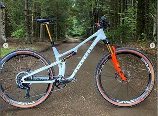 Das Rad von Pierron sieht wesentlich produktionsreifer als der Prototyp von Cecile Ravanel aus