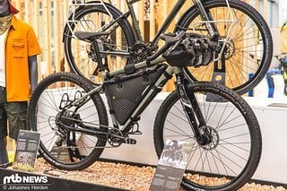 Mit dem Riverside Touring 920 geht es gemütlicher zu – ausgestattet ist es mit Bikepacking-Taschen, ebenfalls von der Decathlon-Eigenmarke Riverside.